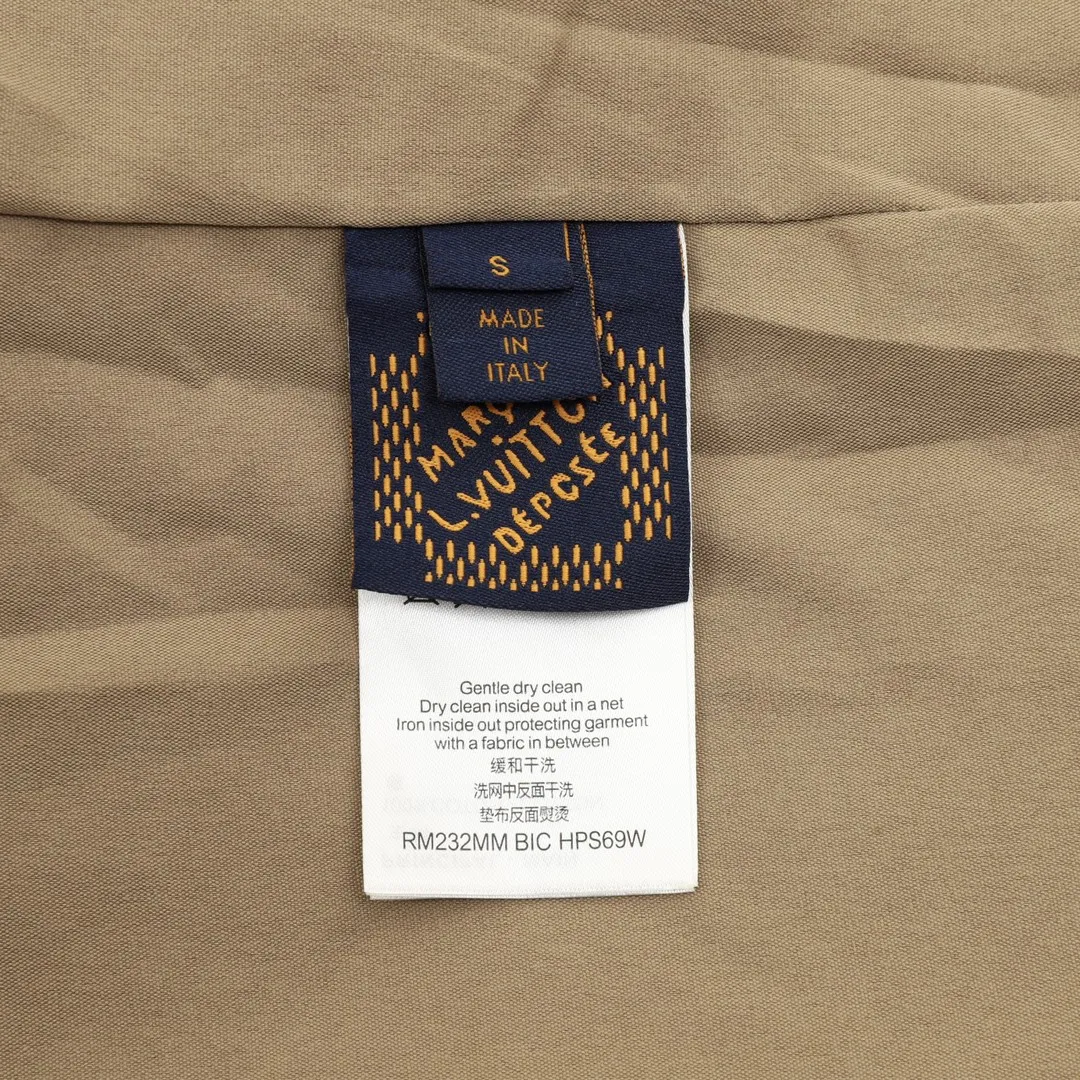 🅿️570 Louis Vuitton/Louis Vuitton embossed embossed fur collar denim jacket Originally purchased for 26,800, the fabric is made of 7*7 count combed siro spinning and thickened 480g twill denim fabric. There are hidden engraved button closures under the front placket. Monogram element pockets are integrated into the front panel into the leisurely workwear silhouette. Jacquard details are aligned and embossed. The pattern is clear, and two sets of aluminum molds are made for the two embossing areas. A set of molds is made for each code according to the size of the embossing on the two sides of the front panel. After high-temperature pressing, each pattern is manually filled with silicone to prevent dents. The washing process uses a combination of multiple processes such as heavy fermentation, washing and frying, spraying maliu, etc. Classic denim lapel design, straight hem design, all accessories and zipper hardware are all customized in matching bronze and distressed colors, the lining is customized with patches, and the fur collar is a detachable high-quality sheep collar to achieve perfect consistency. Size: XS-L